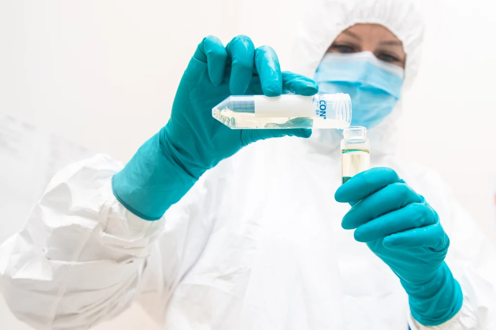 Po podaniu szczepionki z gotowym białkiem w organizmie nie dochodzi do szeregu procesów związanych z odpowiedzią immunologiczną