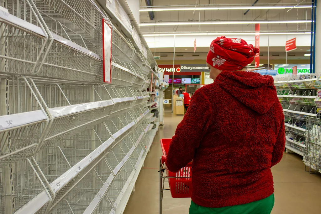 Rosjanie muszą oglądać w sklepach puste półki. Na Zachodzie odwrotnie: towar jest, ale ludzie nie chcą go kupować