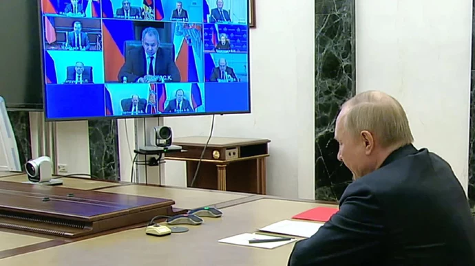 Putin lubi urządzać telekonferencje w sprawie wojny w Ukrainie. Nad biurkiem prezydenta Rosji wisi ogromny telewizor, na którym widać uczestników wirtualnej narady.