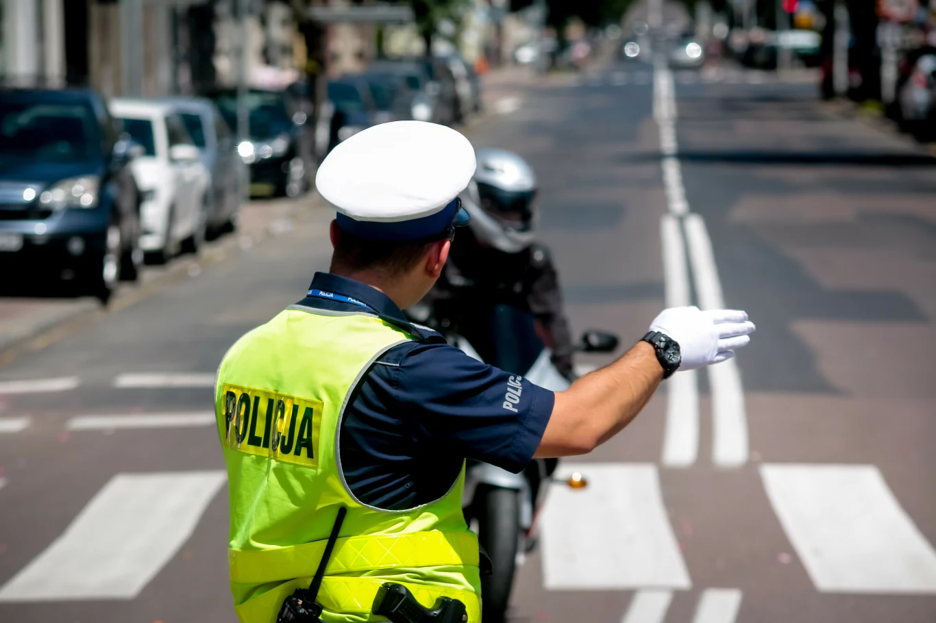 Podczas wymijania lub omijania aut motocyklistów obowiązują przepisy ruchu drogowego - za niektóre wykroczenia grożą wysokie mandaty