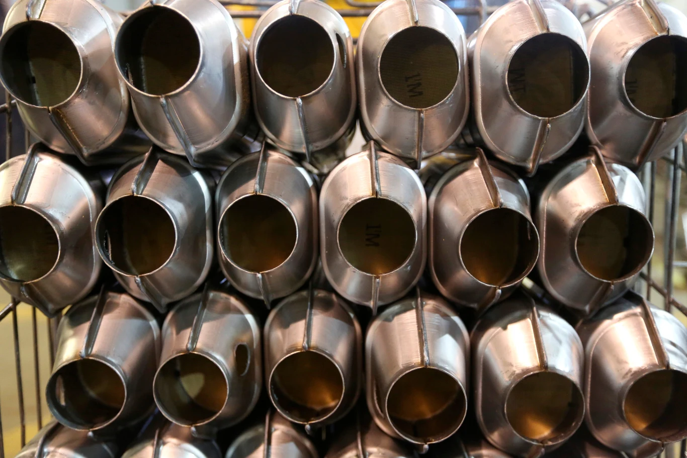 W katalizatorach można stosować zamiennie zarówno pallad jak i platynę W katalizatorach można stosować zamiennie zarówno pallad jak i platynę