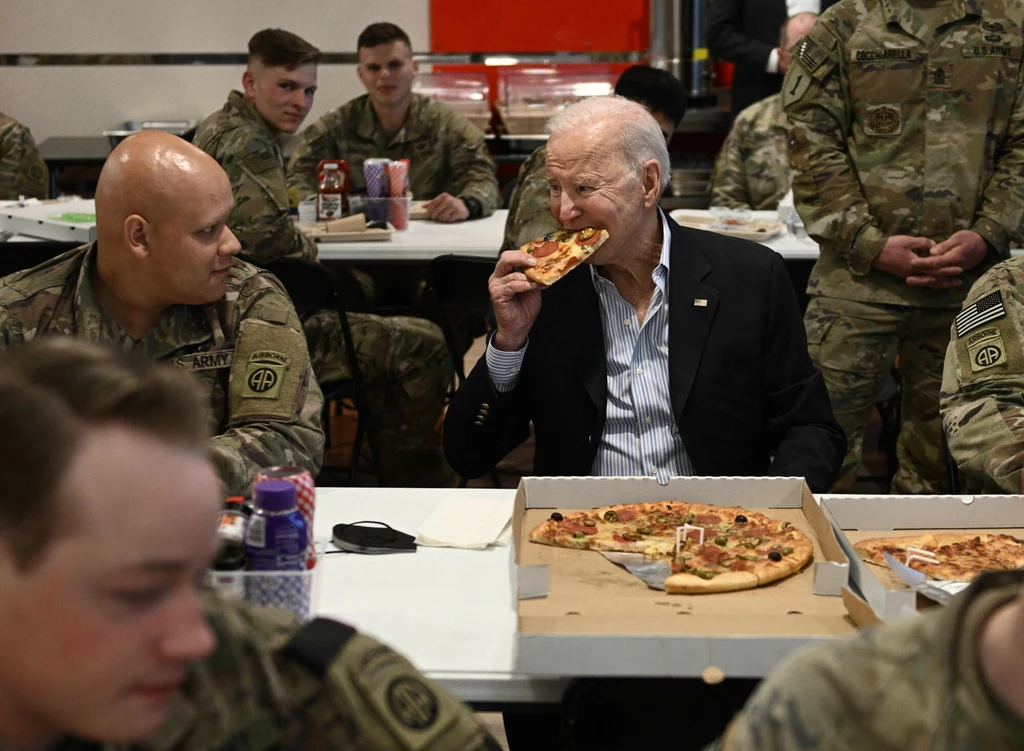 Joe Biden zjadł pizzę z żołnierzami Joe Biden zjadł pizzę z żołnierzami
