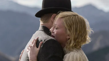 Jesse Plemons i Kirsten Dunst w filmie Psie pazury