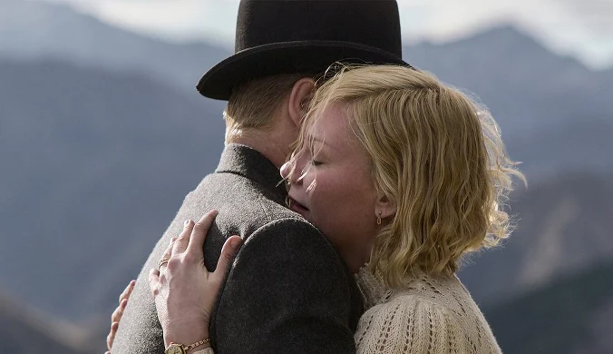 Jesse Plemons i Kirsten Dunst w filmie Psie pazury 