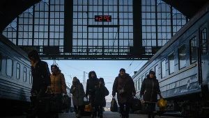 Lwów stara się żyć normalnie Na zdj. dworzec we Lwowie