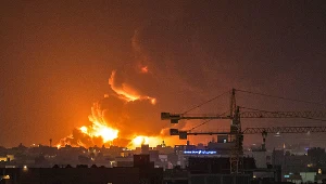 Płonące zbiorniki ropy w Dżuddzie po ataku rakietowym