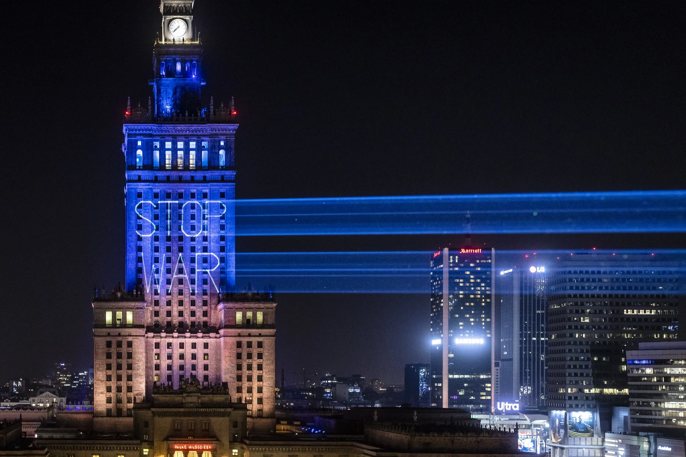 Gigantyczny napis był dobrze widzialny, nawet z dużej odległości.