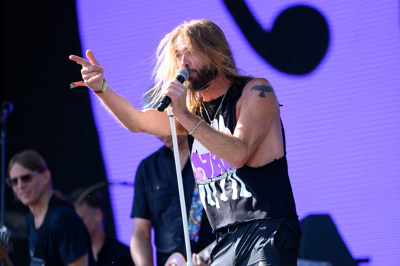 W Foo Fighters Grohl i Hawkins, obaj niezwykle utalentowani perkusiści, grający także na innych instrumentach, często zamieniali się rolami - wtedy Hawkins chwytał za mikrofon. W zespole zaśpiewał główne partie w utworach "Cold Day in the Sun" z płyty "In Your Honor" (2005), "Sunday Rain" (z "Concrete and Gold" z 2017 r.), a także w coverach "Have a Cigar" Pink Floyd, "I Feel Free" Cream czy "Life of Illusion" Joe Walsha. W Foo Fighters Grohl i Hawkins, obaj niezwykle utalentowani perkusiści, grający także na innych instrumentach, często zamieniali się rolami - wtedy Hawkins chwytał za mikrofon. W zespole zaśpiewał główne partie w utworach "Cold Day in the Sun" z płyty "In Your Honor" (2005), "Sunday Rain" (z "Concrete and Gold" z 2017 r.), a także w coverach "Have a Cigar" Pink Floyd, "I Feel Free" Cream czy "Life of Illusion" Joe Walsha.