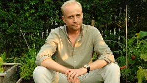 Piotr Adamczyk na planie serialu "Kowalscy kontra Kowalscy"