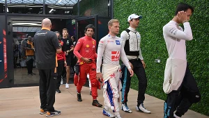 Kierowcy opuszczający nadzwyczajną naradę w Dżuddzie