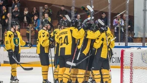 Hokeiści GKS-u Katowice cieszą się ze zwycięstwa po piątym meczu półfinałowym