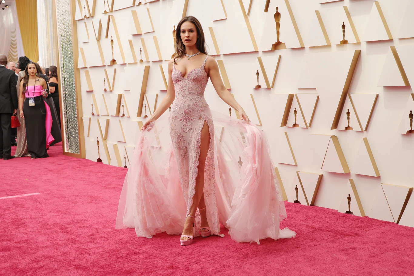 Lily James na oscarowym czerwonym dywanie