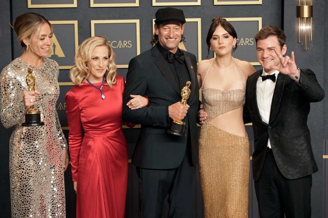 W kategorii najlepszy film statuetkę odebrali twórcy filmu "CODA": Sian Heder, Marlee Matlin, Troy Kotsur, Emilia Jones i Daniel Durant.