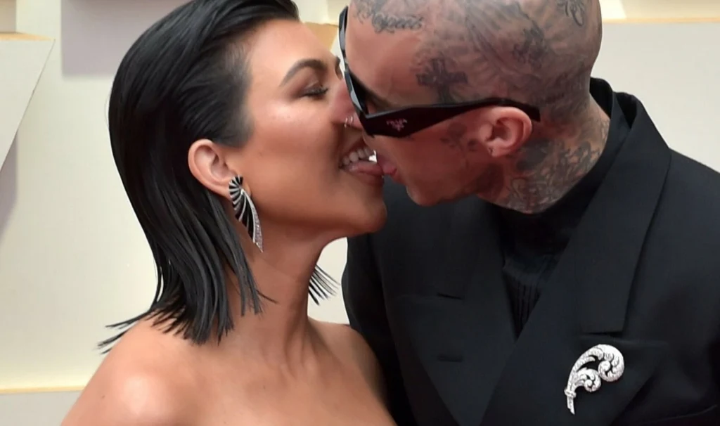 Kourtney Kardashian i Travis Baker całują się namiętnie na gali Oscarów