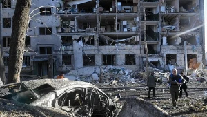 Zniszczony w wyniku rosyjskiego ataku rakietowego budynek mieszkalny w Charkowie