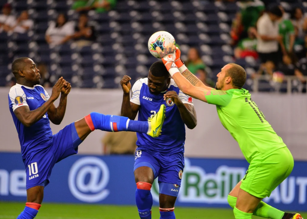 Wilde-Donald Guerrier (z lewej) w reprezentacji Haiti zagrał już 55 meczów Wilde-Donald Guerrier (z lewej) w reprezentacji Haiti zagrał już 55 meczów