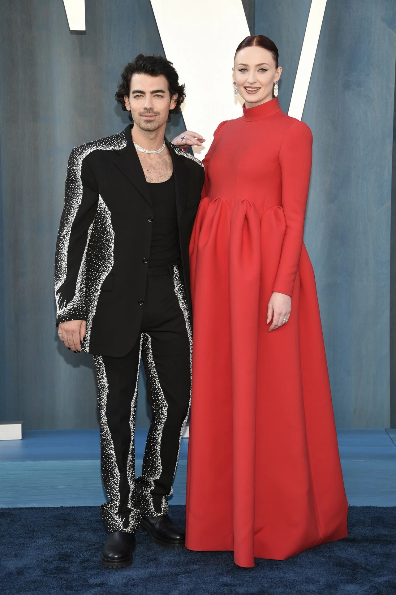 Joe Jonas wybrał bardzo niekonwencjonalne wzory. Z kolei, Sophie Turner promieniała soczystą czerwienią Joe Jonas wybrał bardzo niekonwencjonalne wzory. Z kolei, Sophie Turner promieniała soczystą czerwienią