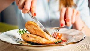 Duszone w warzywnym sosie lub gotowane na parze mięso drobiowe jest lekkostrawne 