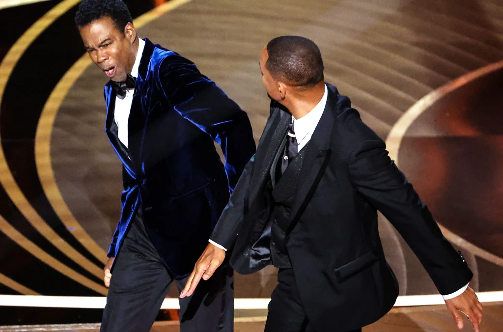 Will Smith (P) policzkuje Chrisa Rocka (L) podczas gali Oscarów Will Smith (P) policzkuje Chrisa Rocka (L) podczas gali Oscarów