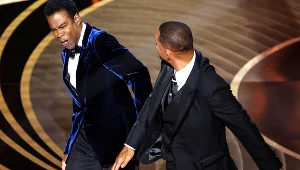 Will Smith (P) policzkuje Chrisa Rocka (L) podczas gali Oscarów