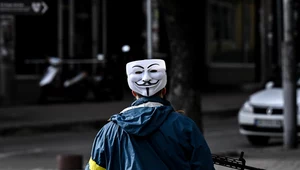 Członek ukraińskich sił w masce symbolizującej Anonymous, Kijów 