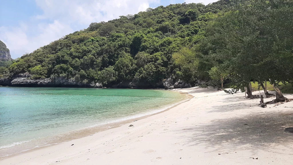 W Ang Thong można znaleźć ciche odludne plaże