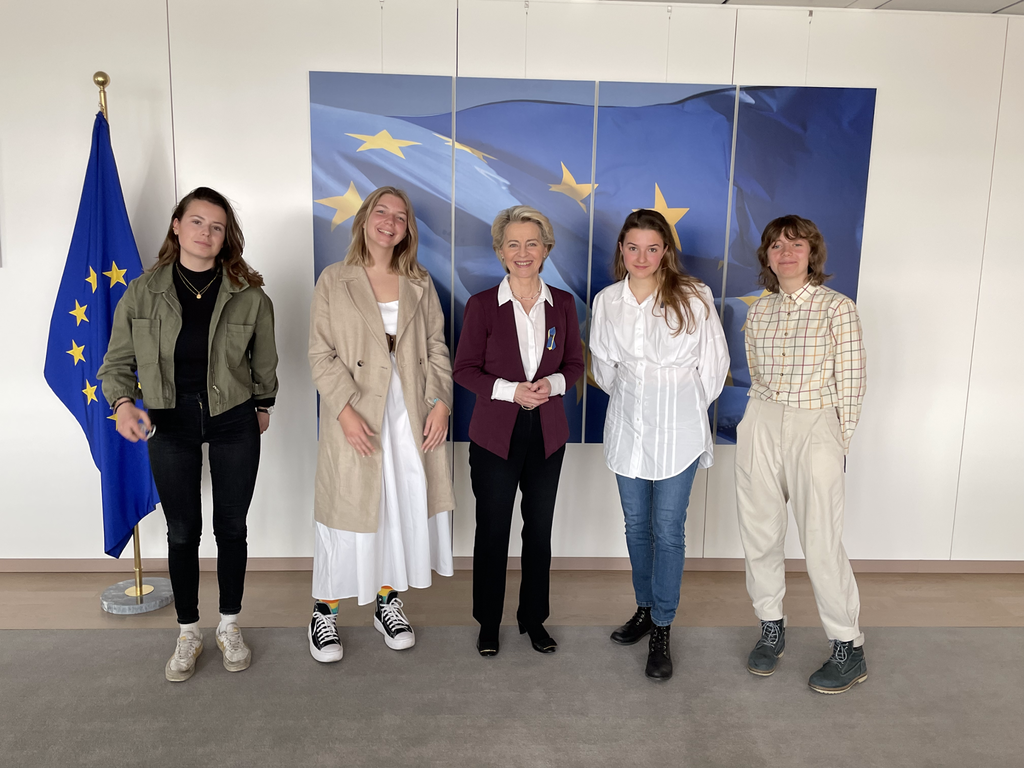 Aktywistki klimatyczne (od lewej) Luisa Neubauer (Niemcy), Arina Bilai (Ukraina), Dominika Lasota (Polska), Lili Aschenbrenner (Węgry), po spotkaniu z szefową Komisji Europejskiej Ursulą von der Leyen. 