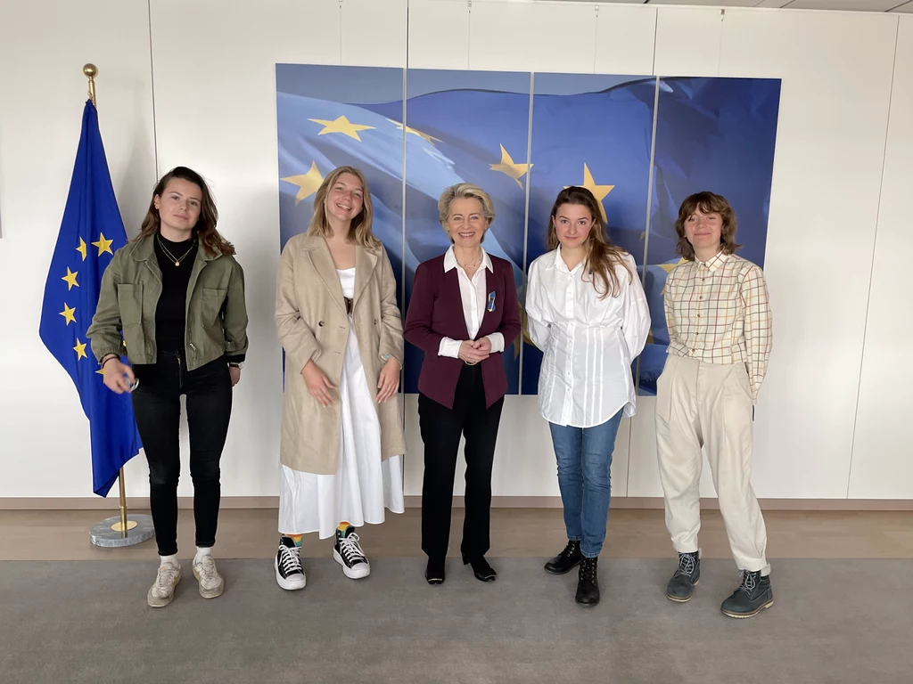 Aktywistki klimatyczne (od lewej) Luisa Neubauer (Niemcy), Arina Bilai (Ukraina), Dominika Lasota (Polska), Lili Aschenbrenner (Węgry), po spotkaniu z szefową Komisji Europejskiej Ursulą von der Leyen. 