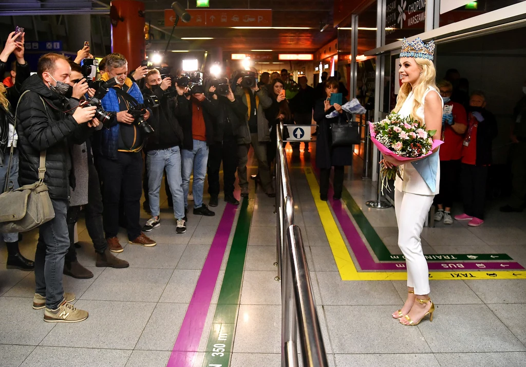 Karolina Bielawska na warszawskim lotnisku po powrocie z konkursu Miss World 2021