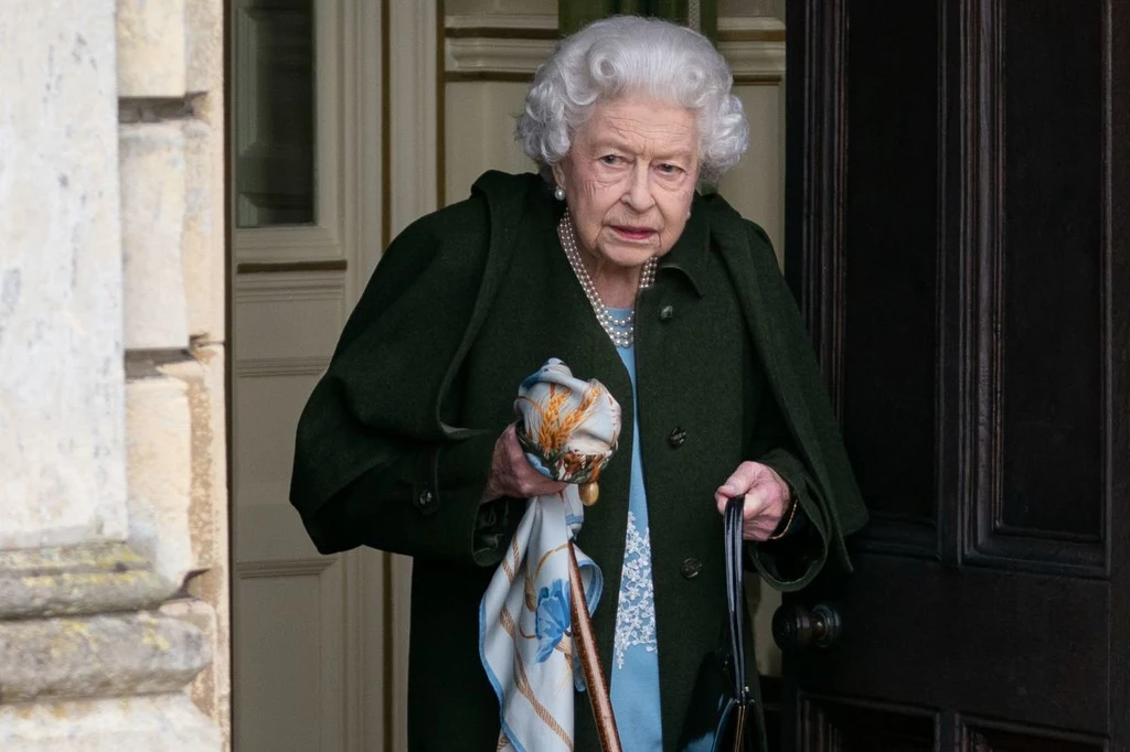 Królowa Elżbieta II publicznie porusza się o lasce 
