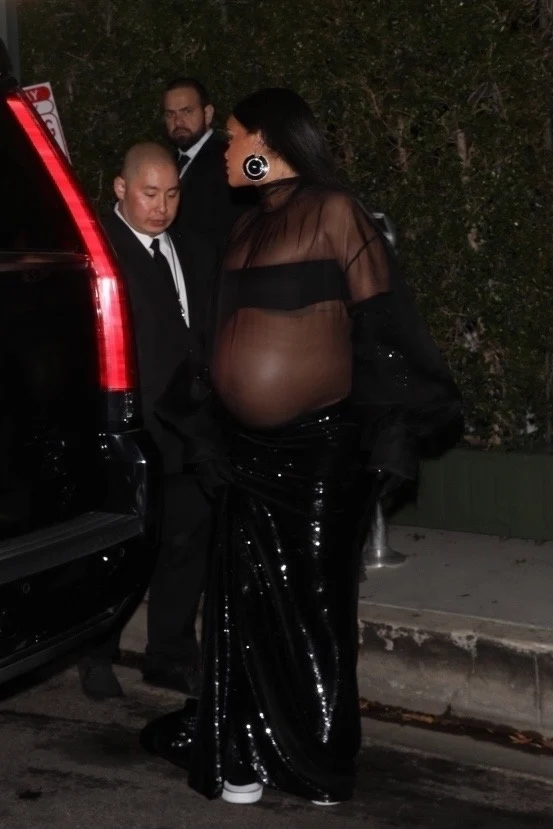 Rihanna przed Chateau Marmont w Hollywood Rihanna przed Chateau Marmont w Hollywood