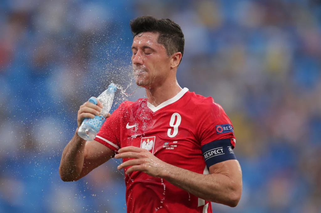 Robert Lewandowski w barwach reprezentacji Polski podczas meczu ze Szwecją na Euro 2020 Robert Lewandowski w barwach reprezentacji Polski podczas meczu ze Szwecją na Euro 2020