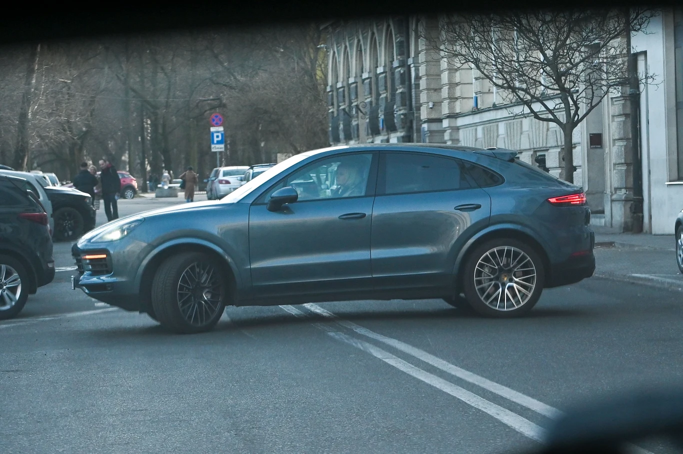 Małgorzata Kożuchowska zawraca na podwójnej ciągłej Małgorzata Kożuchowska zawraca na podwójnej ciągłej