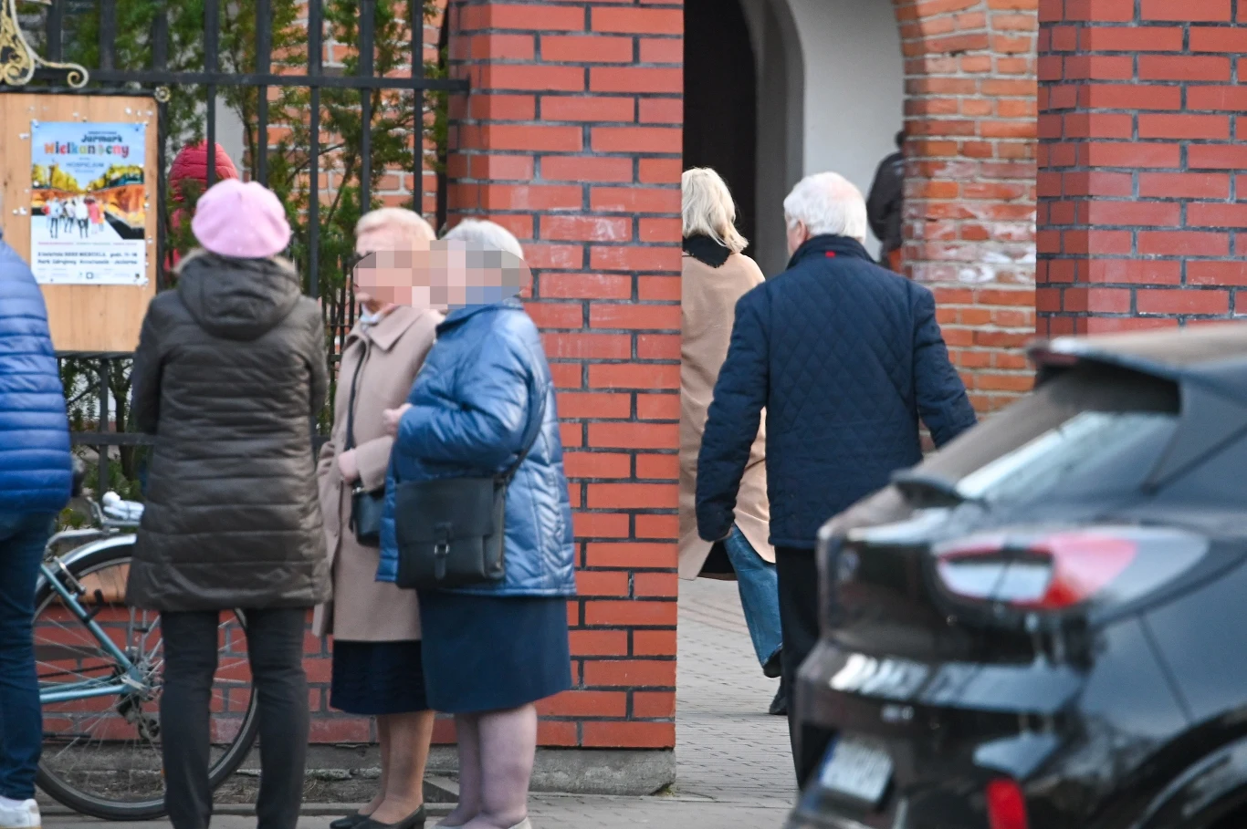 Małgorzata Kożuchowska wchodzi do kościoła Małgorzata Kożuchowska wchodzi do kościoła