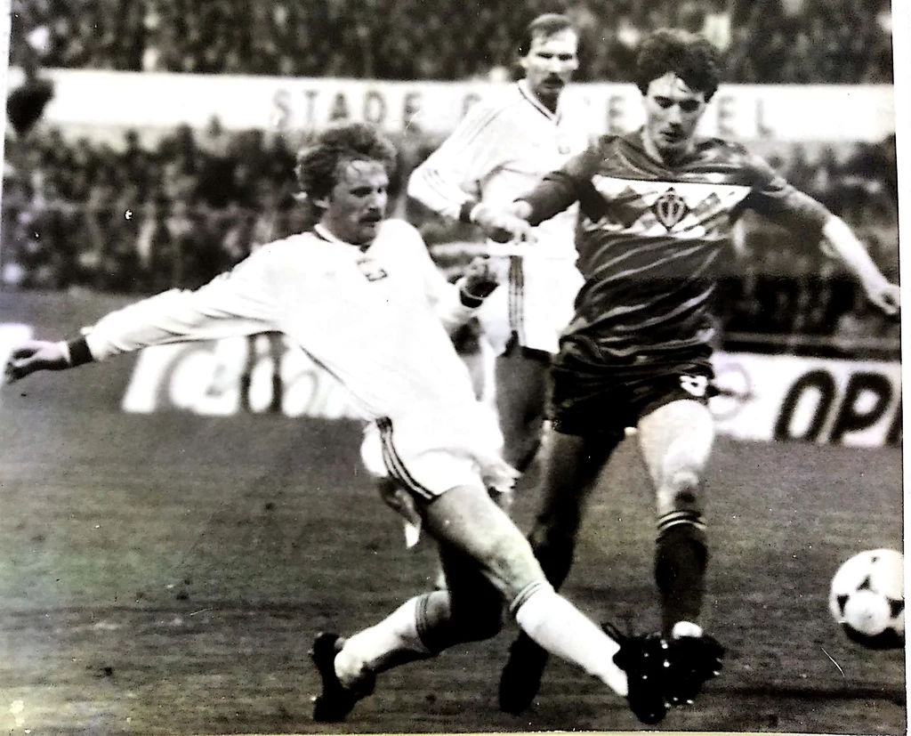 Waldemar Matysik (z lewej) w meczu z Belgią na Stadionie Śląskim w 1985 roku. Fot. Jerzy Bydliński Waldemar Matysik (z lewej) w meczu z Belgią na Stadionie Śląskim w 1985 roku. Fot. Jerzy Bydliński