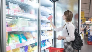 Sprzedaż detaliczna w cenach stałych spadła kolejny miesiąc z rzędu