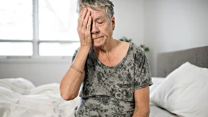 Poranny udar atakuje w czasie snu. Rano obserwuje się m.in. ból głowy, zawroty głowy, problemy z widzeniem czy osłabienie mięśni