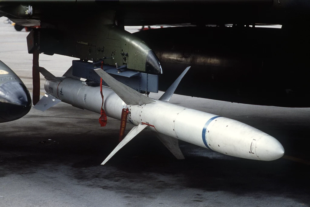 AGM-88 HARM to pocisk przeciwradiolokacyjny powietrze-ziemia namierzający i niszczący nadajniki radarowe