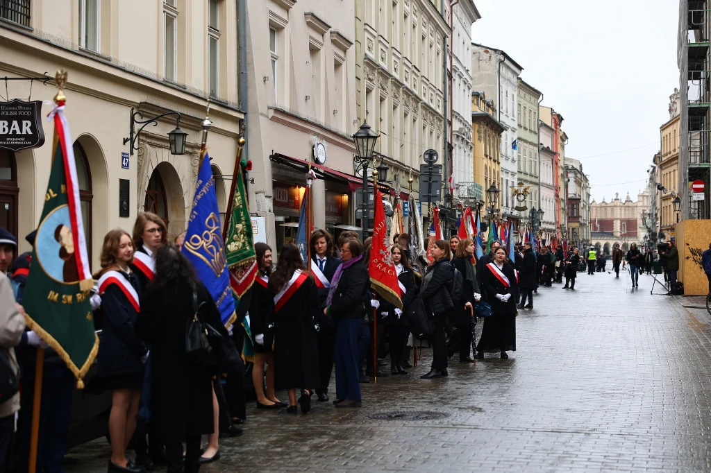 Kondukt żałobny przeszedł ulicami Krakowa Kondukt żałobny przeszedł ulicami Krakowa