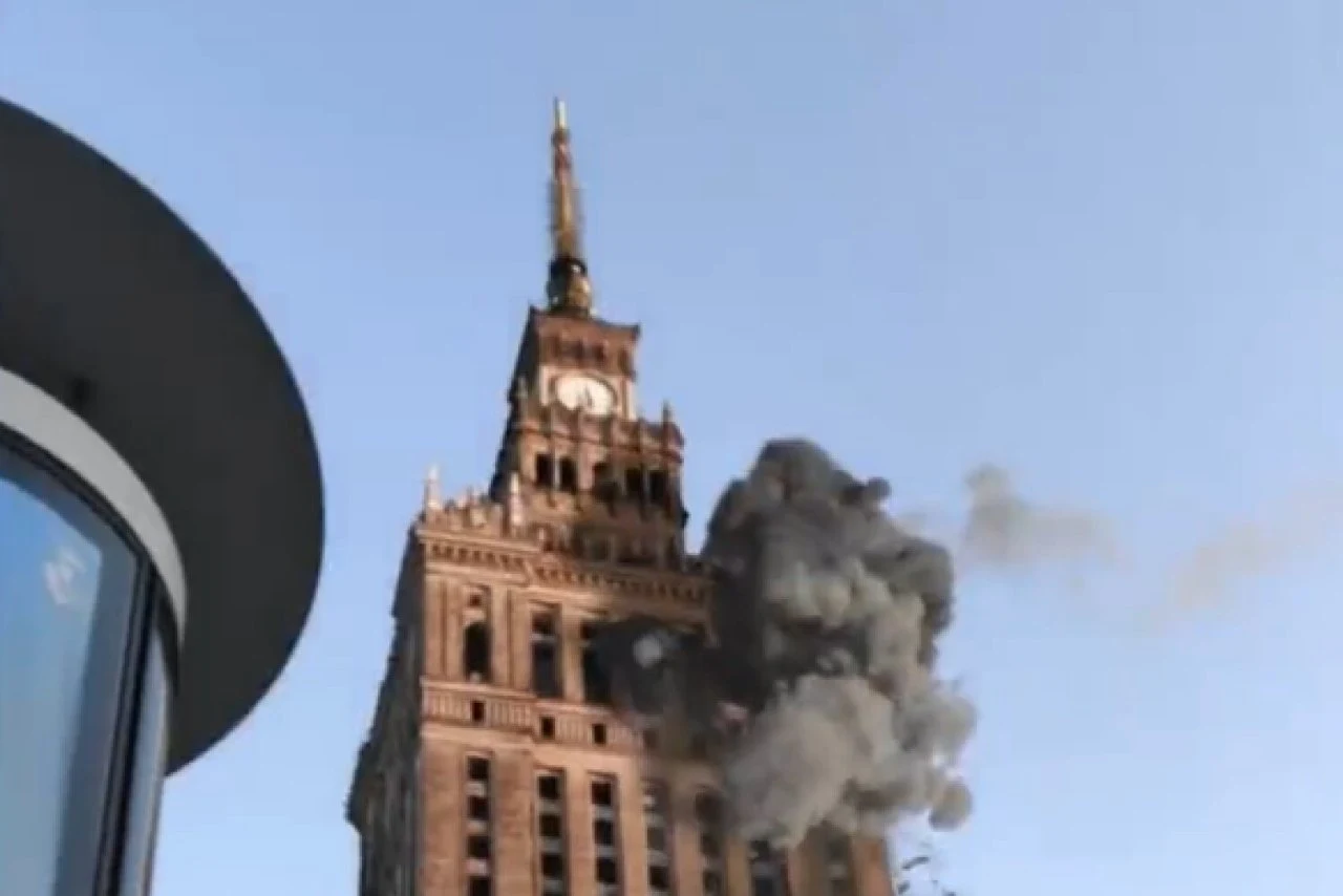Rosyjski pocisk uderzy w Pałac Kultury? Film zamieszczony w sieci szokuje Rosyjski pocisk uderzy w Pałac Kultury? Film zamieszczony w sieci szokuje