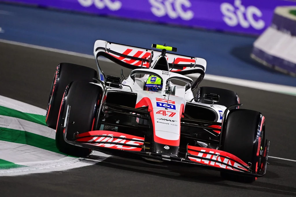Mick Schumacher na chwilę przed fatalnym w skutkach wypadkiem w Arabii Saudyjskiej Mick Schumacher na chwilę przed fatalnym w skutkach wypadkiem w Arabii Saudyjskiej