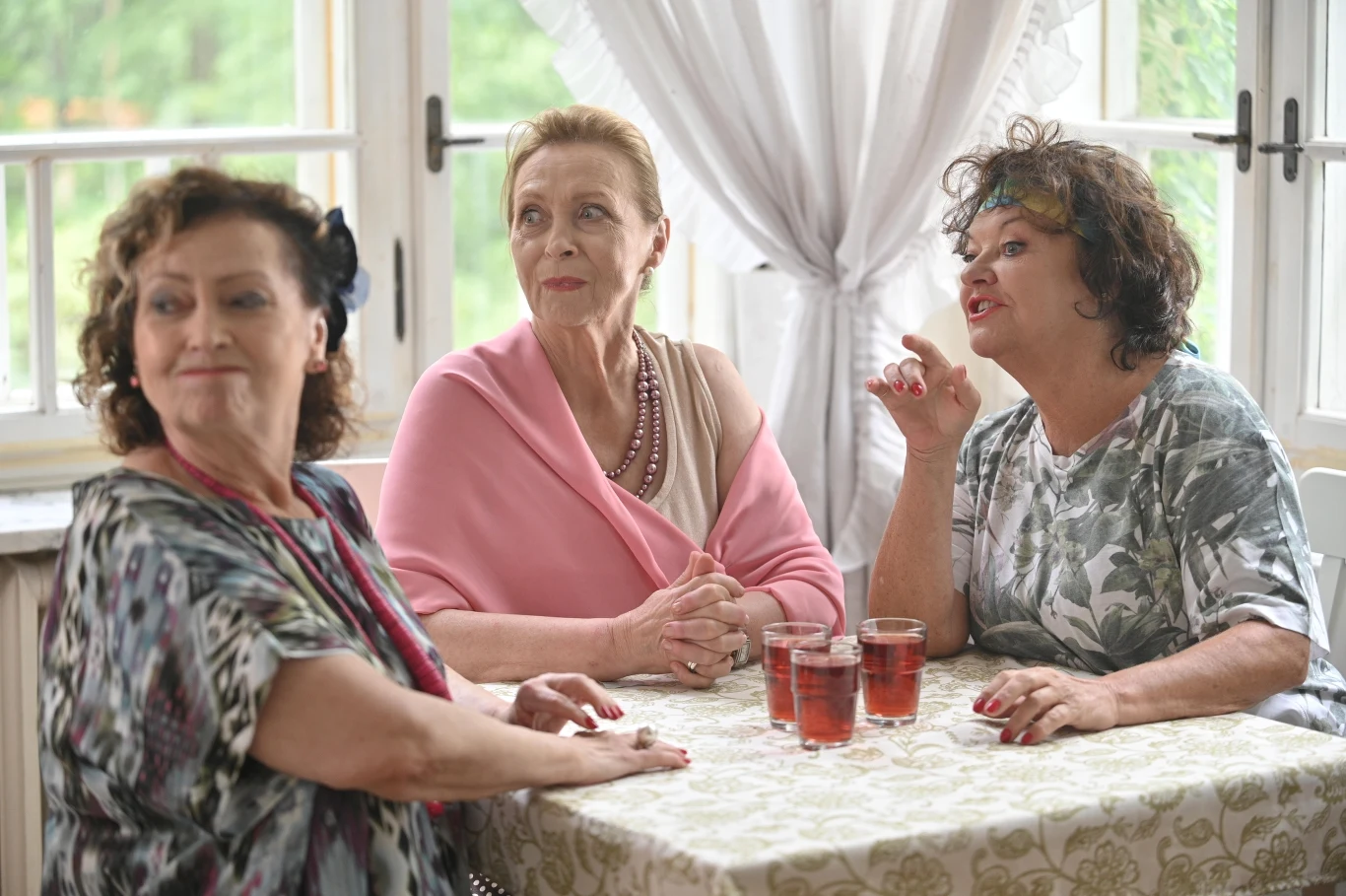 Maria Kowalik (w środku) w scenie z serialu 'Uzdrowisko"