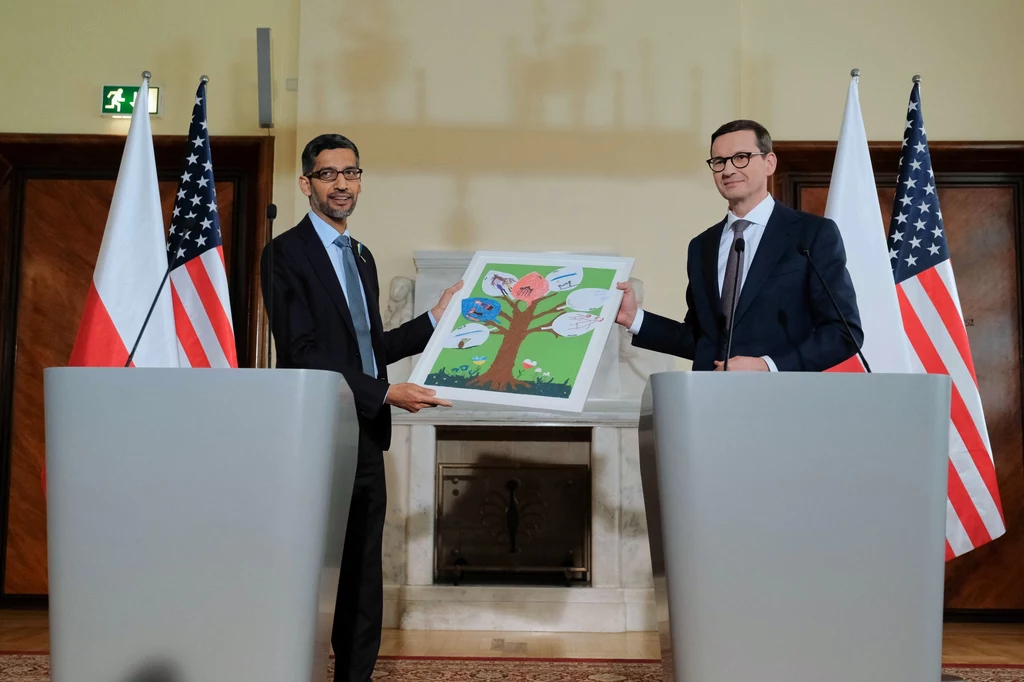 Premier Mateusz Morawiecki oraz prezes zarządu Google i Alphabet Sundar Pichai podczas konferencji prasowej po spotkaniu w siedzibie Kancelarii Prezesa Rady Ministrów w Warszawie