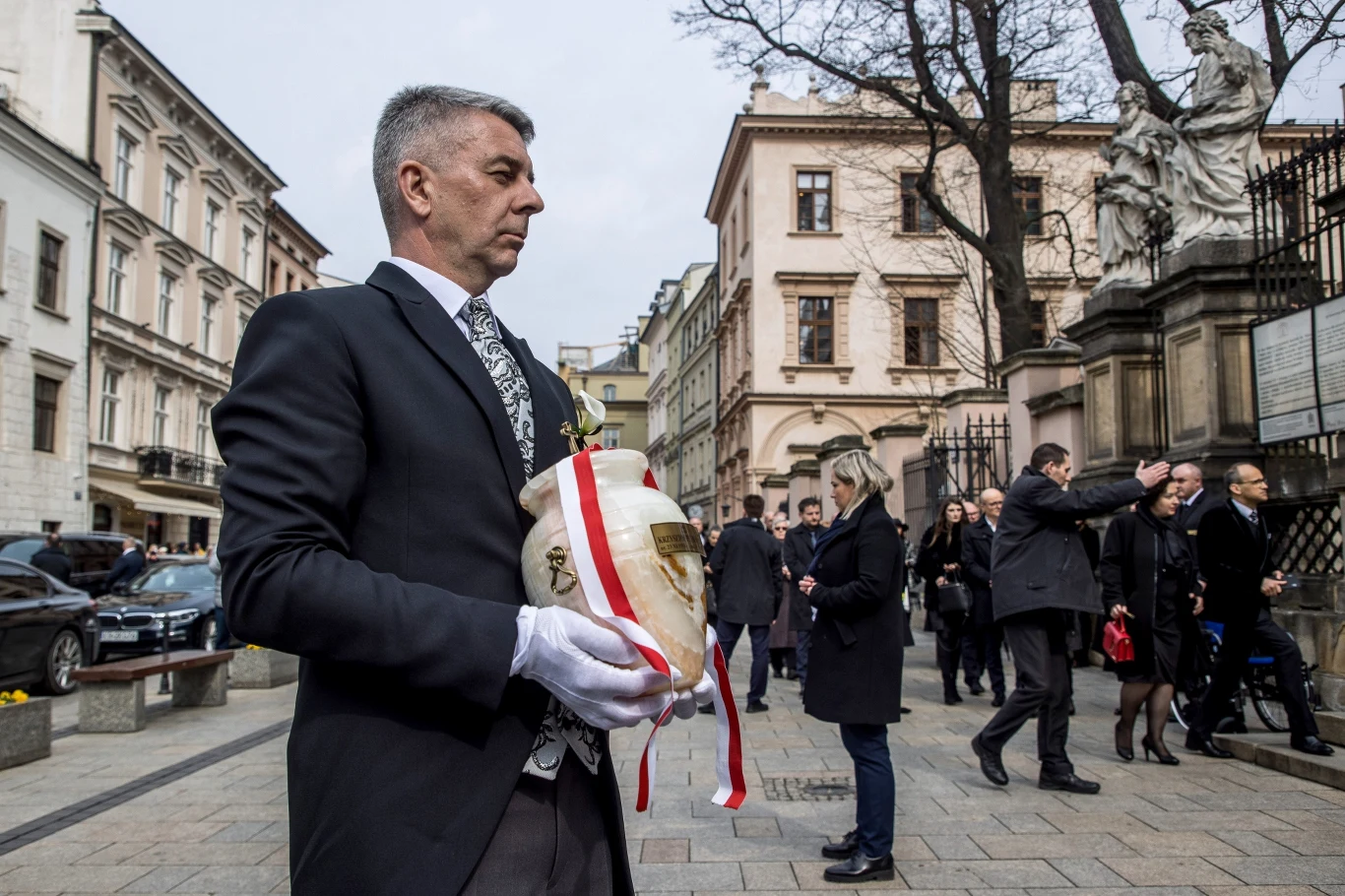 Kondukt żałobny śp. Krzysztofa Pendereckiego przechodzi ulicami Krakowa – od bazyliki św. Floriana, Drogą Królewską przez ul. Floriańską, Rynek Główny, ul. Grodzką – do kościoła Świętych Apostołów Piotra i Pawła Kondukt żałobny śp. Krzysztofa Pendereckiego przechodzi ulicami Krakowa – od bazyliki św. Floriana, Drogą Królewską przez ul. Floriańską, Rynek Główny, ul. Grodzką – do kościoła Świętych Apostołów Piotra i Pawła