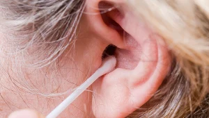 Najczęściej do czyszczenia uszu wykorzystywane są patyczki higieniczne. Ich niewłaściwe stosowanie może doprowadzić do wielu poważnych problemów