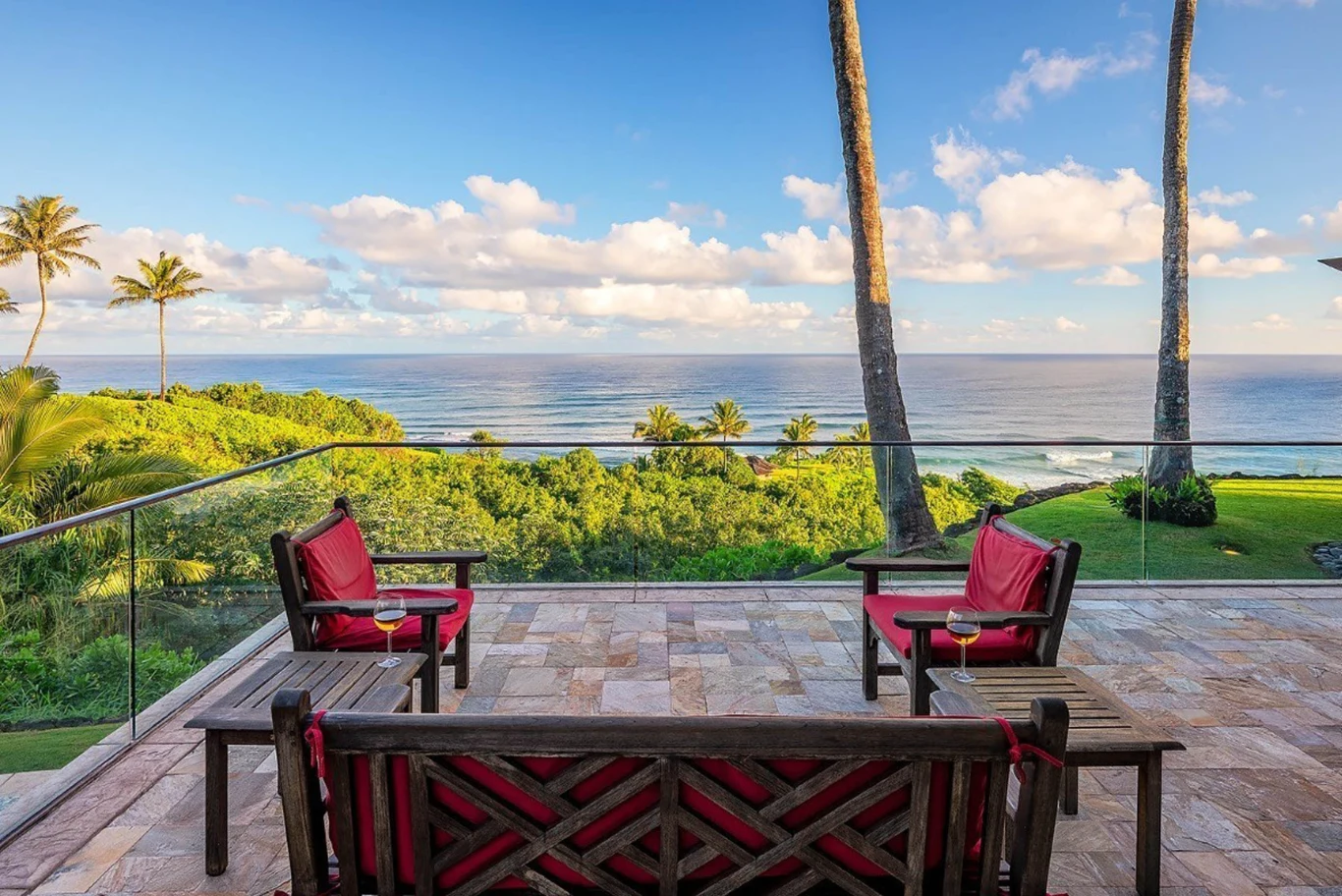 Na terenie posiadłości znajduje się także prywatny ogród przy szczycie urwiska z widokiem na plażę Anini, jedną z najpiękniejszych, ale i najbardziej popularnych plaż na Hawajach. W tej okolicy swoje domy mają inne gwiazdy. 