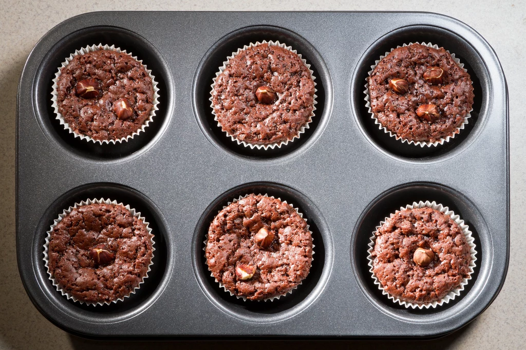 Do ciasta na muffiny można dodać kawałki czekolady albo ulubione owoce