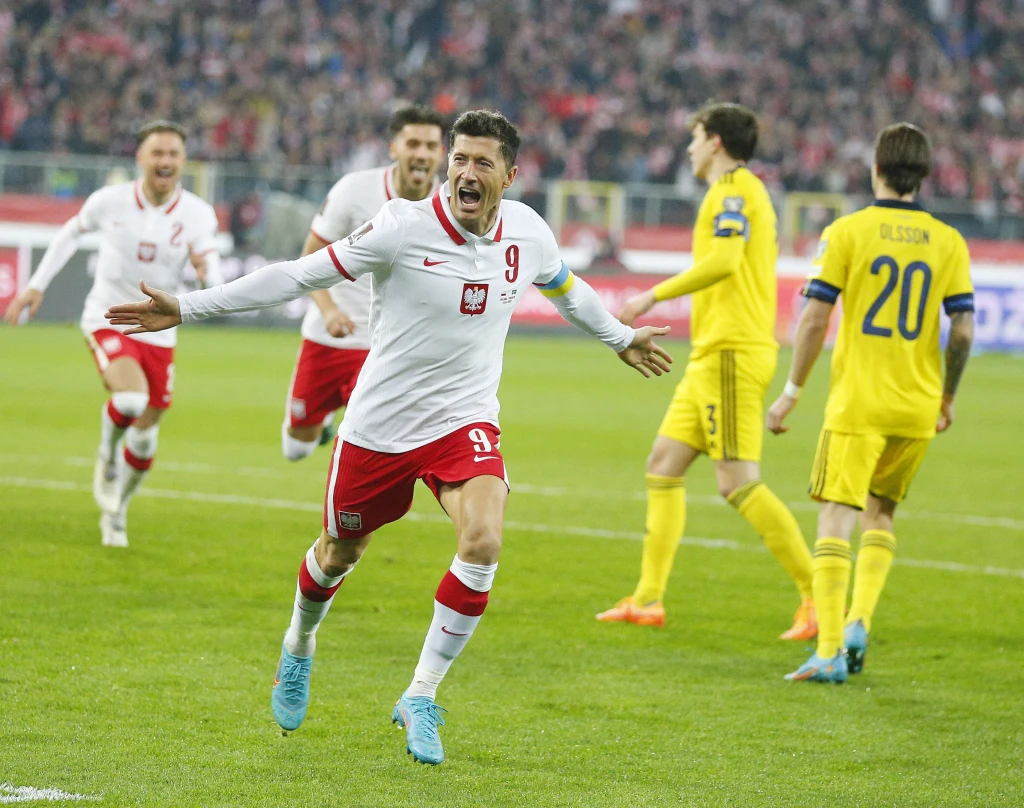 Polska - Szwecja. Robert Lewandowski celebrujący bramkę z rzutu karnego Polska - Szwecja. Robert Lewandowski celebrujący bramkę z rzutu karnego