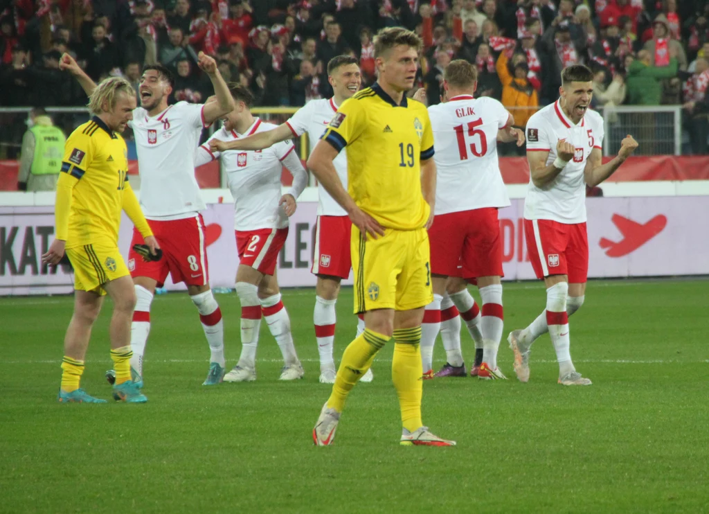 Piłkarze reprezentacji Polski tuż po końcowym gwizdku sędziego nie kryli radości ze zwycięstwa i awansu na mundial w Katarze Piłkarze reprezentacji Polski tuż po końcowym gwizdku sędziego nie kryli radości ze zwycięstwa i awansu na mundial w Katarze