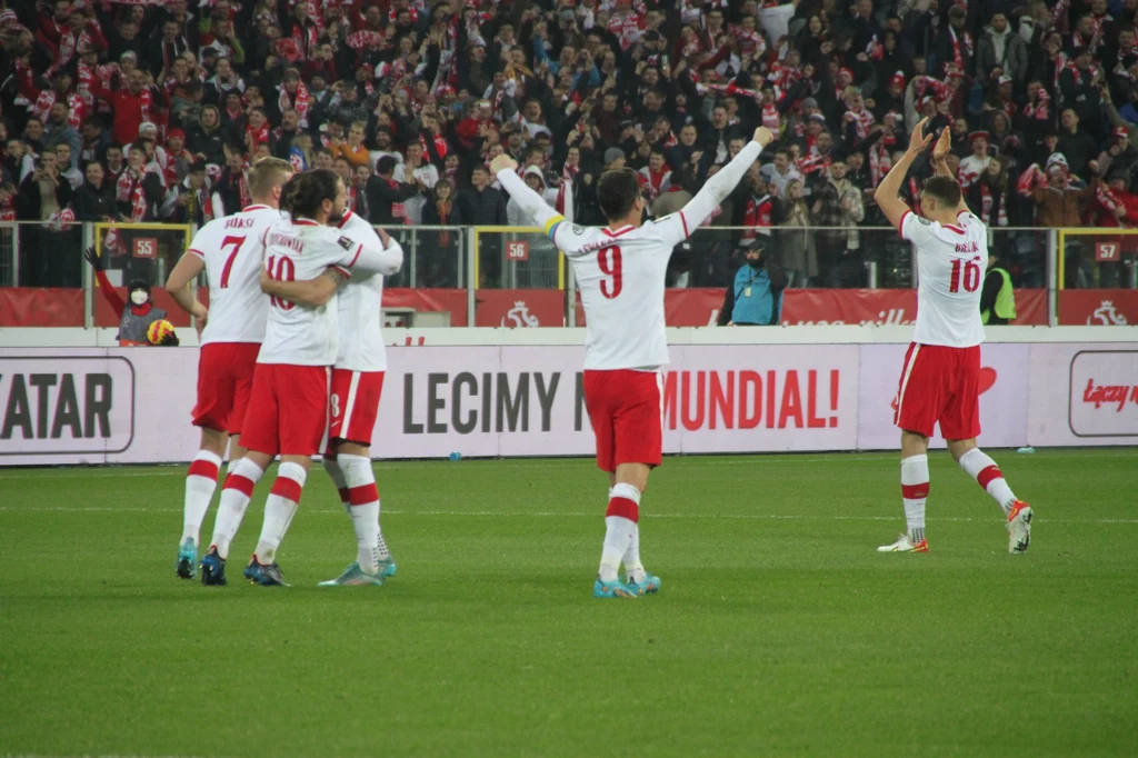 Robert Lewandowski uniósł ręce w geście triumfu Robert Lewandowski uniósł ręce w geście triumfu